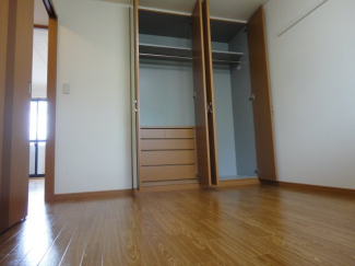 洋室(収納家具付き)