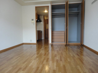 洋室(収納家具付き)