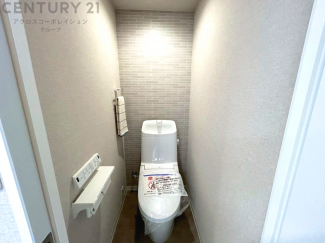 温水洗浄便座付トイレは温水洗浄機能により、暖かい水でおしりを洗浄することができ、冷たい水を使う従来の便座に比べ、温水洗浄機能で暖かいトイレを提供し、快適な使用を可能にします。