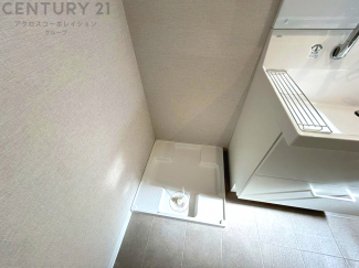 洗濯物の仕分け作業がしやすく、整理整頓が容易になります。洗濯音や湿気を他の部屋に持ち込まず、生活環境を快適に保ちます。上部を活用すれば収納スペースを確保でき洗剤や洗濯用品の整理もしやすくなります。