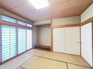 １階８畳和室。お庭に面した心地よい和室です