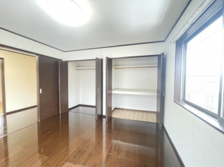 ２階８畳洋室も２畳分の収納でお部屋をすっきり！