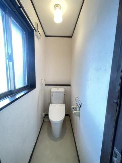 ２階トイレ。南向きの明るいトイレです。