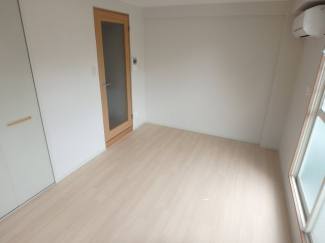 ゆったり過ごせる居間です