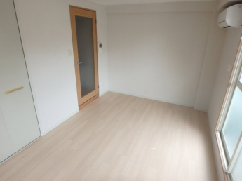 ゆったり過ごせる居間です