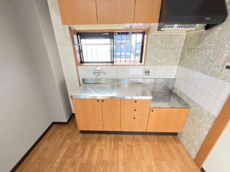 手元に小窓がある明るいキッチン