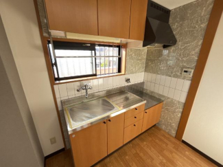 日中なら手元灯要らずで作業できるキッチン