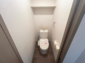 冬も暖かい温水便座付き　棚有り