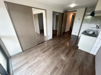 他の部屋と繋がりのあるダイニング
