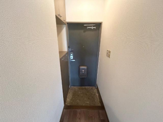 上下にしまえるカウンター下駄箱