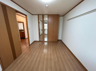 洋室の収納　姿見付き