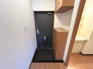 小物も置けるカウンター下駄箱