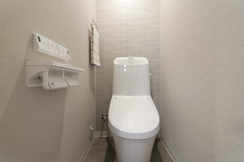 落ち着いた色調のトイレです
