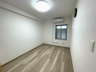 玄関横のお部屋は６．５帖＆ＷＩＣ！主寝室として最適です！
