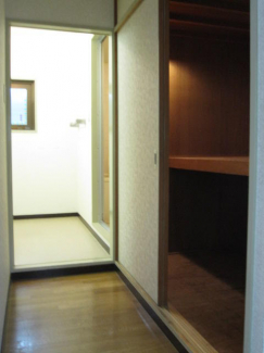 廊下に大きな物入れがあります