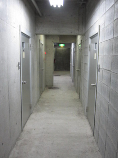 地下通路明るく清潔にしています