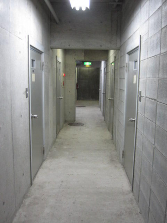地下通路明るく清潔にしています