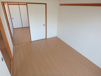 明るい色調の室内です