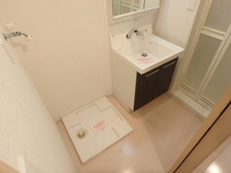 独立洗面台、小物を置くことができて便利です