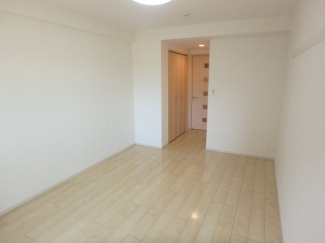 落ち着いた色調の寝室です