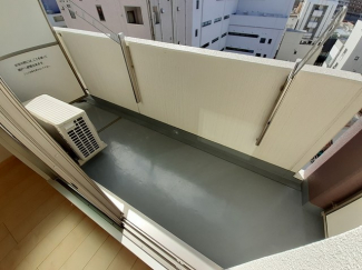 暖かな日差しのふりそそぐバルコニー