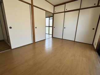 落ち着いて過ごせるお部屋なので、寝室にいかがでしょうか