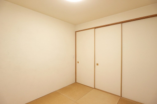 リビング横の和室スペースはリビングと続きで利用してもデザイン性のとれる洋風和室になります。やっぱり一室は欲しい和室は客間や小さなお子様の寝かせ付けなどにも便利です。
