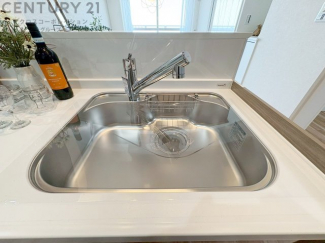 大きなシンクでお鍋などの大きな調理器具を洗う際にも便利です。

