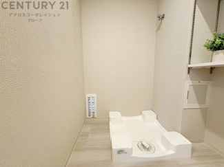 洗濯物の仕分け作業がしやすく、整理整頓が容易になります。洗濯音や湿気を他の部屋に持ち込まず、生活環境を快適に保ちます。上部を活用すれば収納スペースを確保でき洗剤や洗濯用品の整理もしやすくなります。
