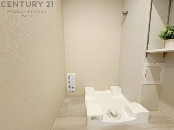 洗濯物の仕分け作業がしやすく、整理整頓が容易になります。洗濯音や湿気を他の部屋に持ち込まず、生活環境を快適に保ちます。上部を活用すれば収納スペースを確保でき洗剤や洗濯用品の整理もしやすくなります。
