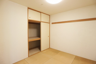 押入れは季節の衣類、寝具などを収納できます。伝統的な美しさと実用性が融合し、収納物を保護する調湿・換気効果があります。使い方によっては書類や小物なども効果的に整理でき空間を有効活用できます。
