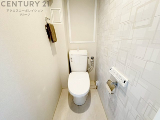 温水洗浄便座付トイレは温水洗浄機能により、暖かい水でおしりを洗浄することができ、冷たい水を使う従来の便座に比べ、温水洗浄機能で暖かいトイレを提供し、快適な使用を可能にします。
