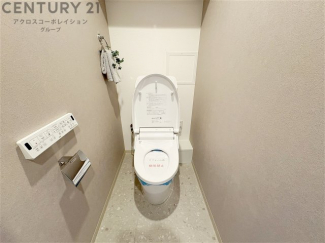 温水洗浄便座付トイレは温水洗浄機能により、暖かい水でおしりを洗浄することができ、冷たい水を使う従来の便座に比べ、温水洗浄機能で暖かいトイレを提供し、快適な使用を可能にします。