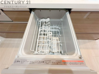 手洗いに比べて時間や労力を節約できることです。また、高温のお湯で洗浄されるため、雑菌や細菌を殺菌する効果もあります。さらに、乾燥機能があるため、手で拭く手間も省け衛生的に保管できます。