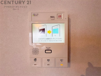 訪問者が来たときにテレビ画面で確認できるため、安心してドアを開けられます。録画機能があるものもあり、留守中に来訪者を記録しておくことができます。利便性が高く、セキュリティ面でも安心です。