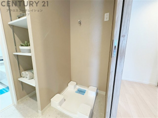 洗濯物の仕分け作業がしやすく、整理整頓が容易になります。洗濯音や湿気を他の部屋に持ち込まず、生活環境を快適に保ちます。上部を活用すれば収納スペースを確保でき洗剤や洗濯用品の整理もしやすくなります。