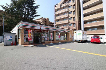 いかりスーパーマーケット宝塚店まで437m