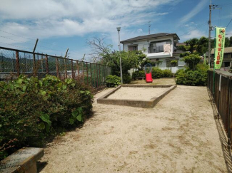 徒歩１分の所にある公園　（隣地を挟んだ西側にあり）