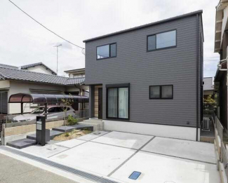 黒を基調としたシンプルなデザイン。車を２台並列に駐車できます