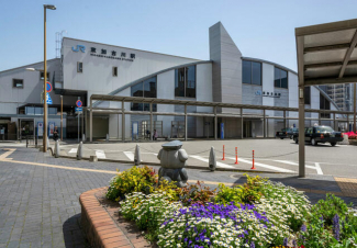 ＪＲ「東加古川」駅。４駅先の西明石駅から快速運行列車が多く、大阪、三ノ宮方面への通勤通学がスムーズ。まで660m