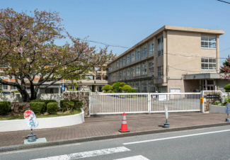 平岡小学校。平岡幼稚園に隣接しており、通いやれた環境で小学校生活をスタートできます。まで1030m