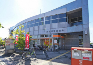 加古川東郵便局。ゆうゆう窓口が設置されており、土日祝も荷物の受け取りなどが可能です。まで880m