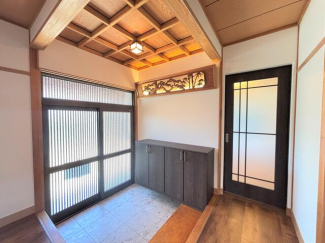 【リフォーム完了】フロアタイルは新しく張替え、玄関照明は和の