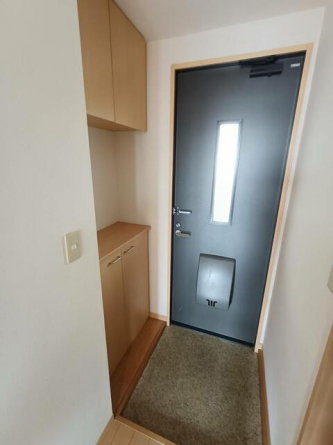 玄関も明かり窓が有り、日中も明るいです＾＾玄関収納もありがた