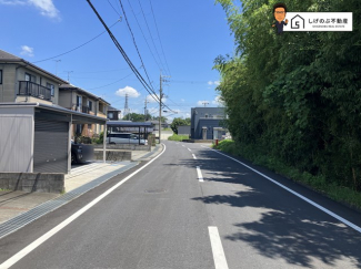 前面道路は約8ｍの広さがございます。車庫入れもスムーズに行えます。
