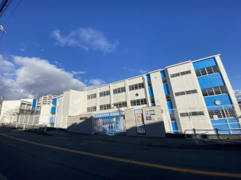 塩屋中学校まで約530ｍ