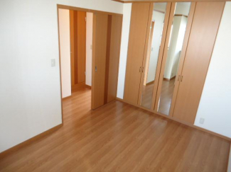 洋室の収納には姿見付き