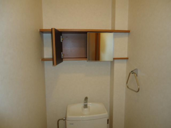 トイレ上部には収納もあります