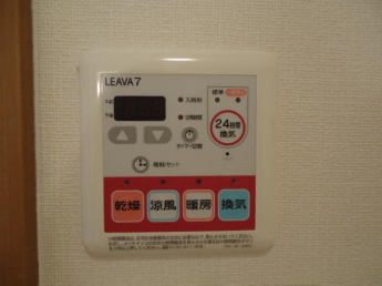冬は暖房梅雨は乾燥などできて便利