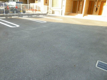 車をお持ちの方に嬉しい駐車場付きの物件です